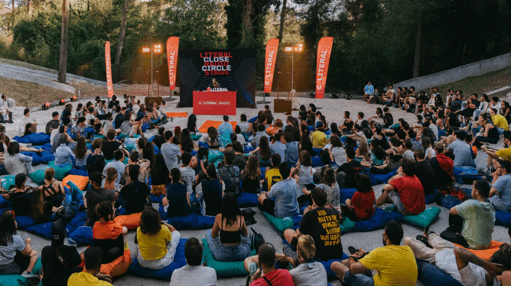 Çevrimiçi groove dalgaları yaymakta ziyadesiyle mahir olan Literal Radio, Ağustos ayına ve 2025 yazına veda ederken groove’unu ikinci kez çevrimiçi değil, fiziksel olarak sundu